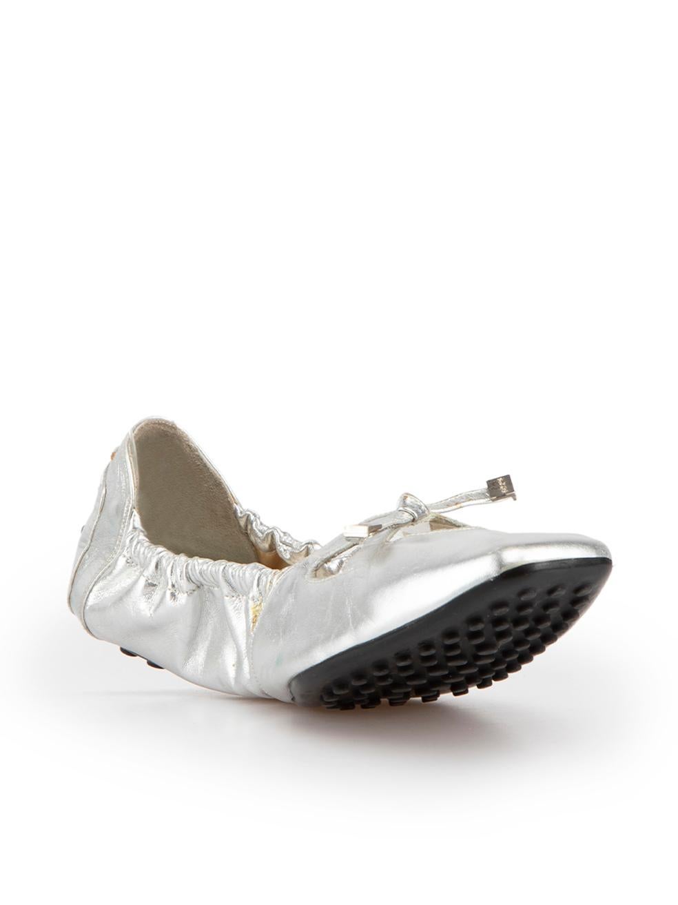 L'ÉTAT est bon. L'usure générale des chaussures est évidente. Signes d'usure modérés sur l'empeigne, avec quelques éraflures visibles sur la surface métallique et un certain nombre de marques décolorées sur les talons et les quartiers. Quelques