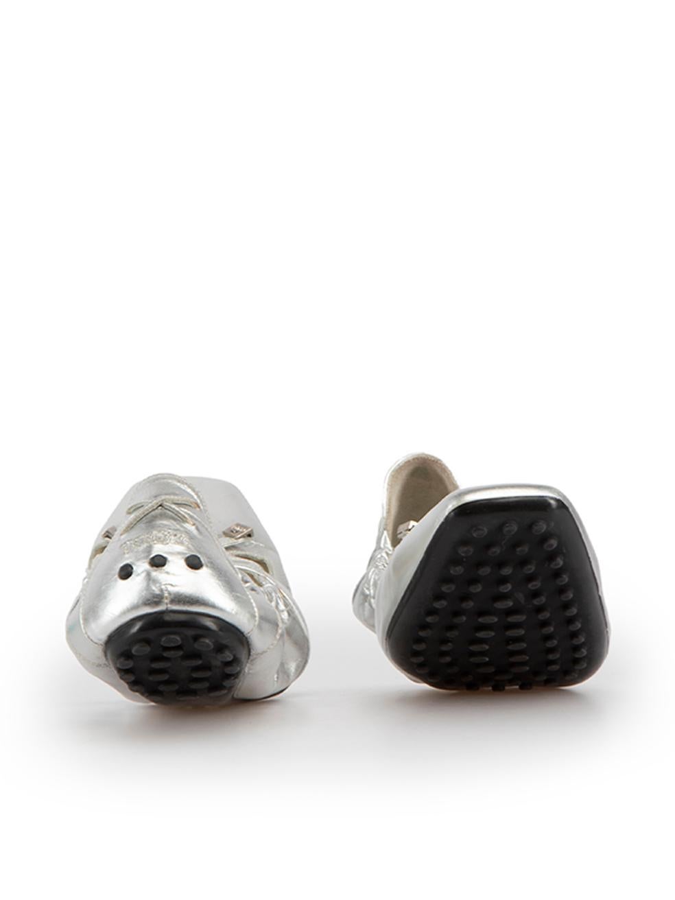 Argent Tod's Chaussures de conduite à découpes en cuir argenté taille EU 39 en vente