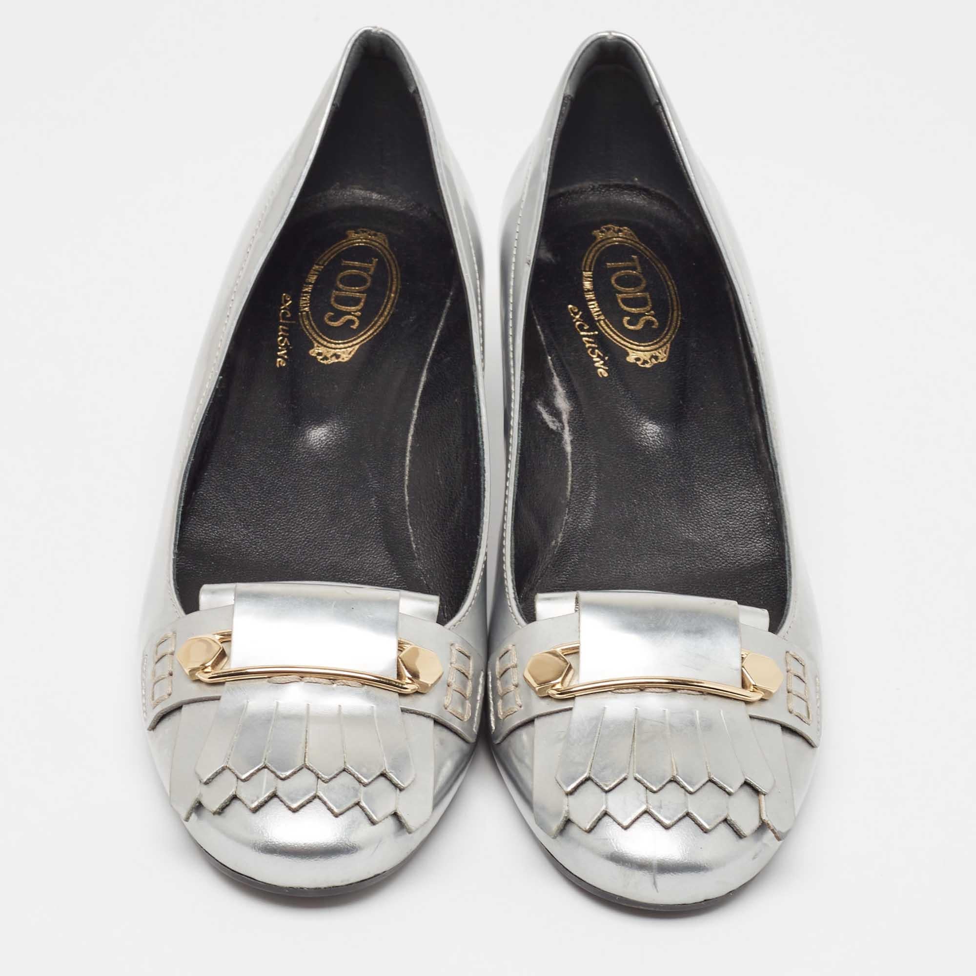 Tod's Silberne Loafer-Pumps aus Leder mit Fransendetail Größe 37,5 im Zustand „Gut“ in Dubai, Al Qouz 2