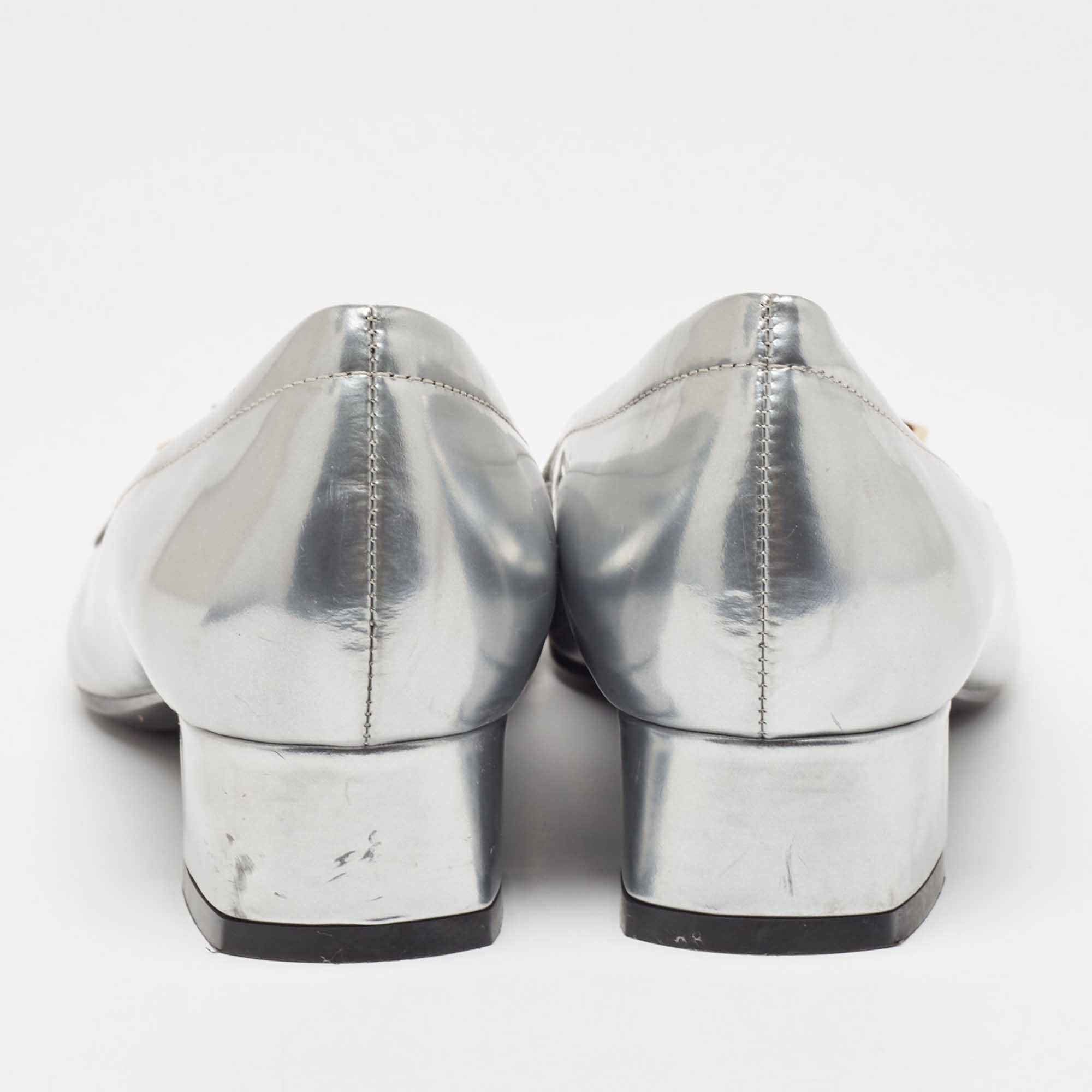 Tod's Silberne Loafer-Pumps aus Leder mit Fransendetail Größe 37,5 1