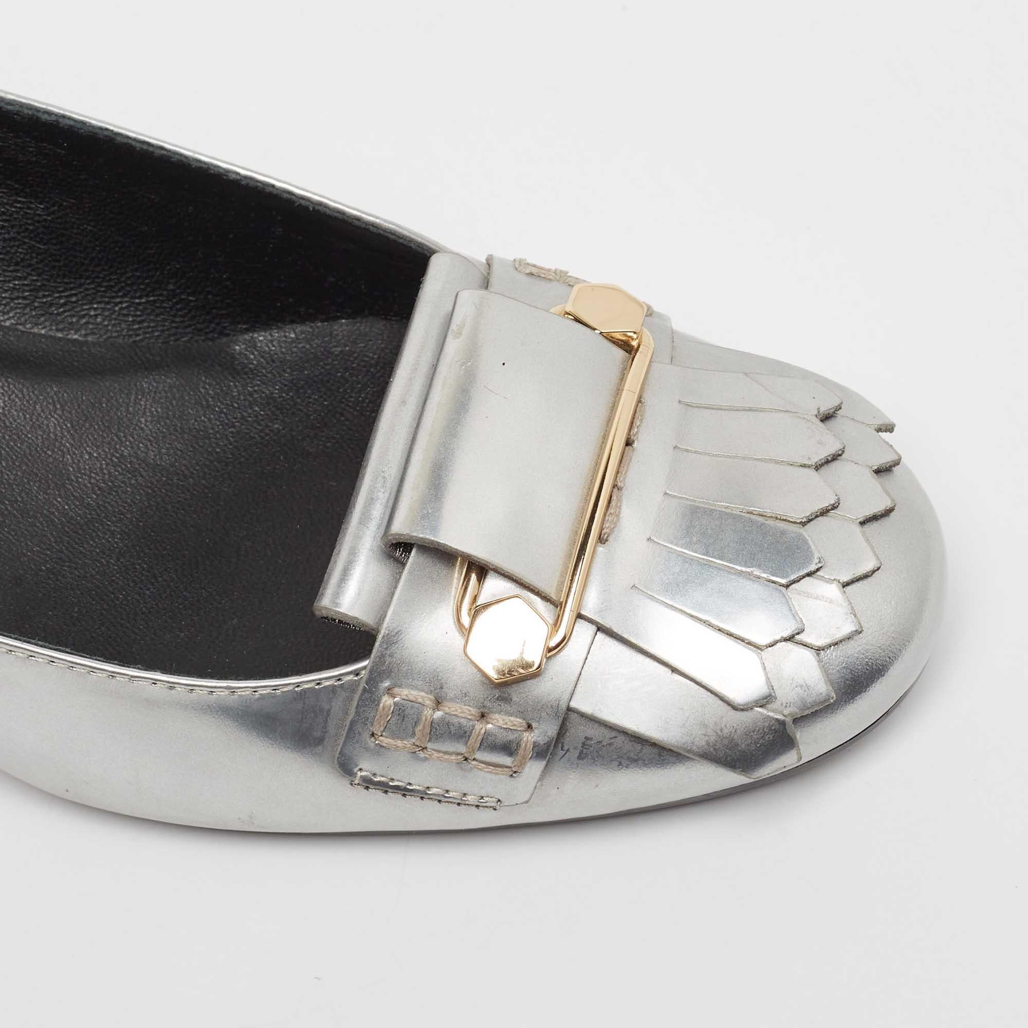 Tod's Silberne Loafer-Pumps aus Leder mit Fransendetail Größe 37,5 3