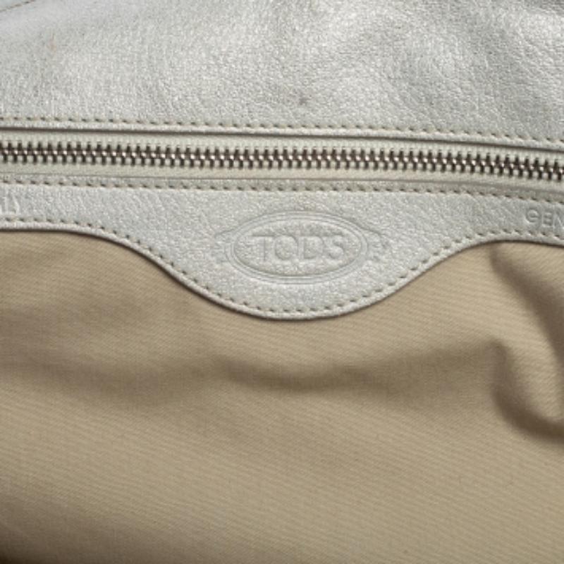Tod's Silber Leder Restyling D Tasche Media Tote im Zustand „Relativ gut“ im Angebot in Dubai, Al Qouz 2