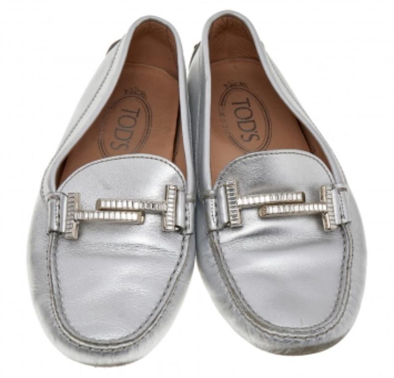 Tod's Silver Leather Slip on Loafers Taglia 36 In condizioni buone a Dubai, Al Qouz 2