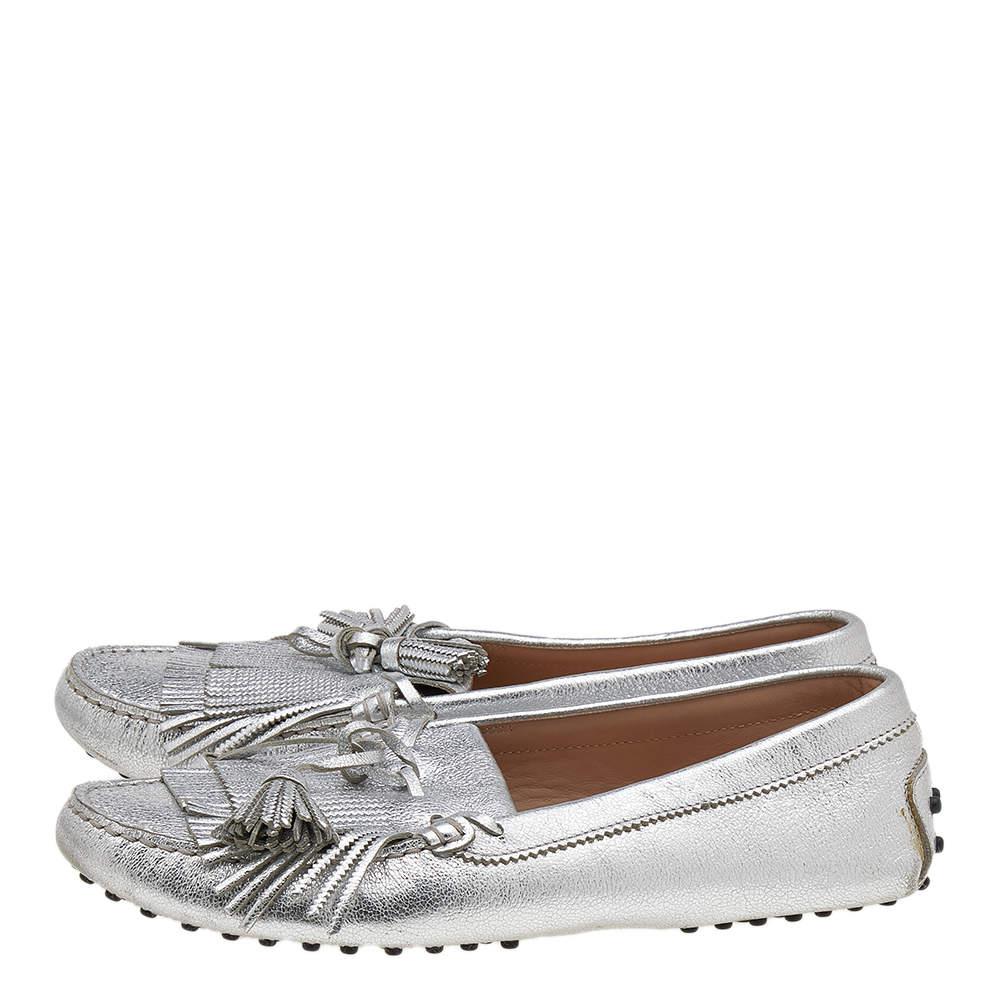 Wonderfully designed, these loafers from Tod's are meant for the fashionista in you! They feature a classic loafer silhouette with brilliant fringe details on the uppers complimented with dangling tassel accents perched on the vamps. They are