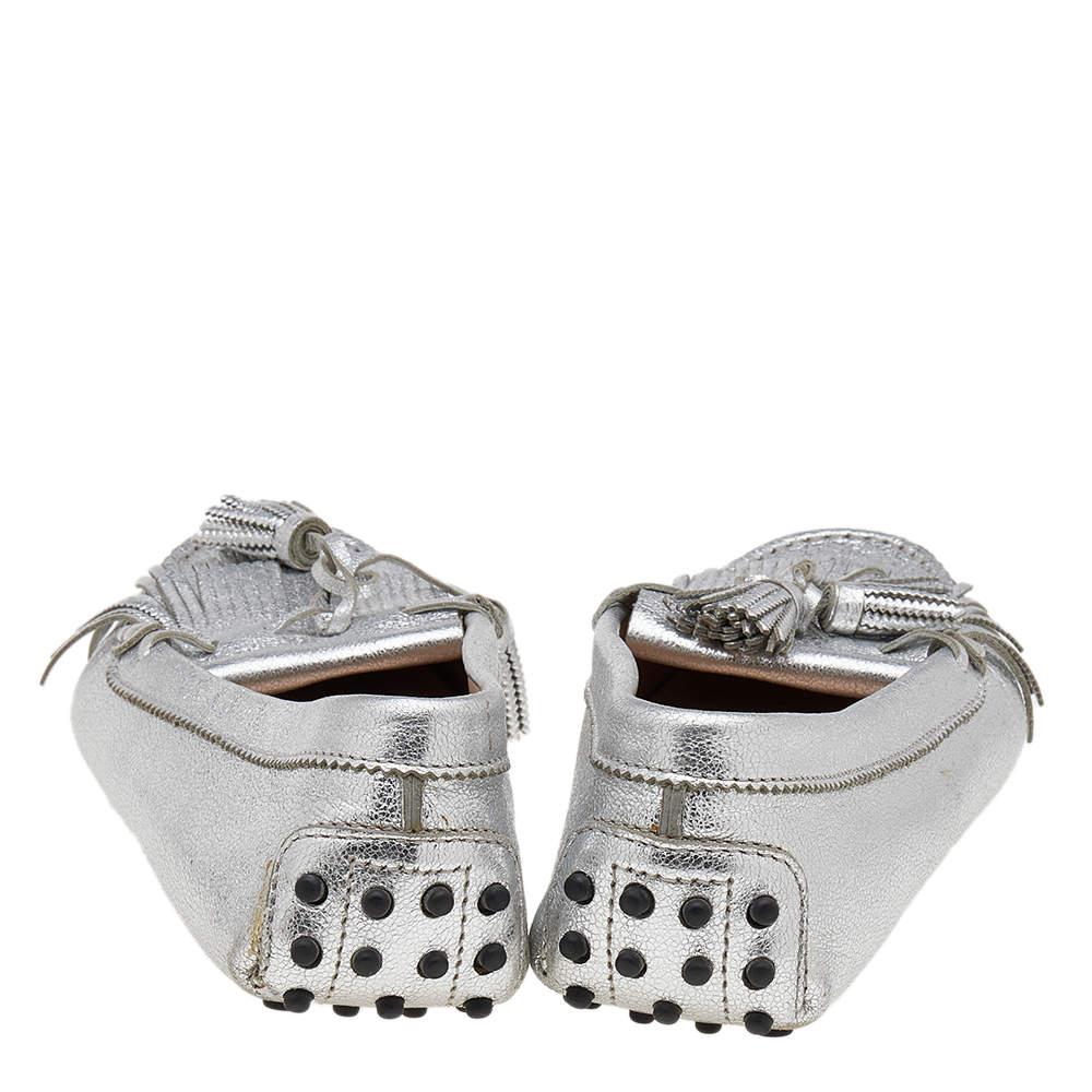 Tod's Silver Leather Tassel Bow And Fringe Slip On Loafers Size 39 In Good Condition For Sale In Dubai, Al Qouz 2
