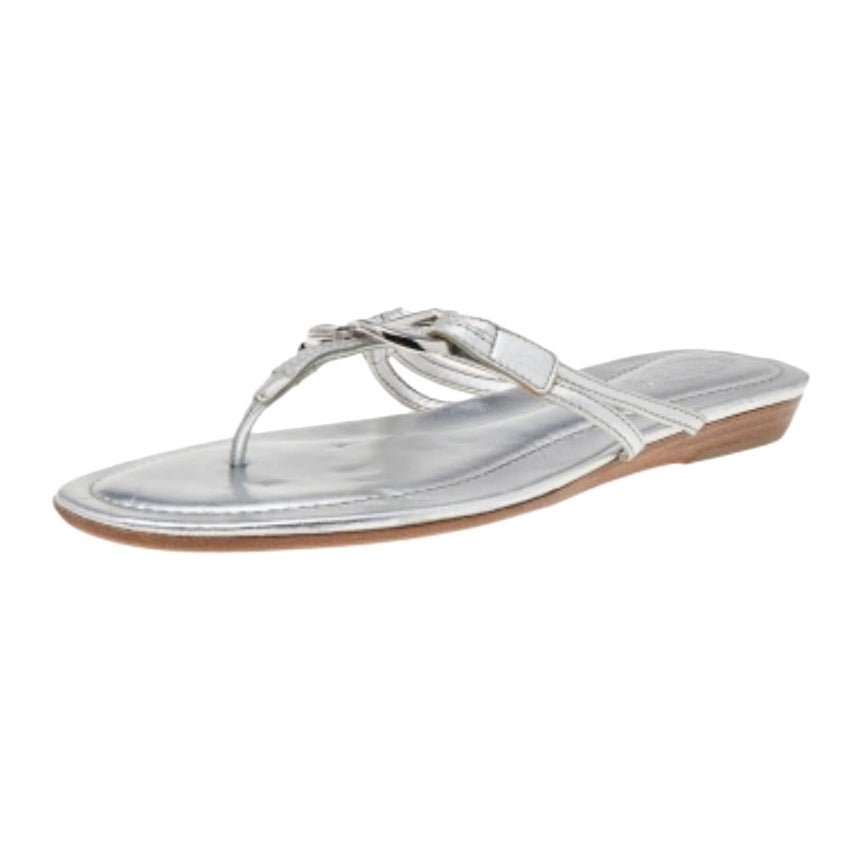Ces sandales de Tod's donneront à vos pieds un style inaltérable sans compromettre le confort. Elles sont fabriquées en cuir argenté sur l'extérieur et se présentent sous la forme d'une lanière. Ces sandales sont dotées d'une quincaillerie argentée.
