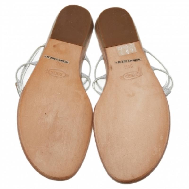Argent Tod's Sandales Thong plates en cuir argenté taille 38,5