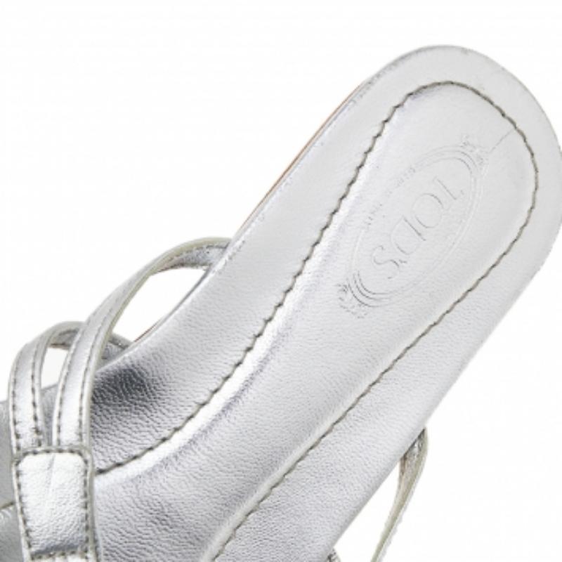 Tod's Sandales Thong plates en cuir argenté taille 38,5 Bon état à Dubai, Al Qouz 2