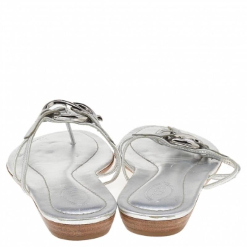 Tod's Sandales Thong plates en cuir argenté taille 38,5 1