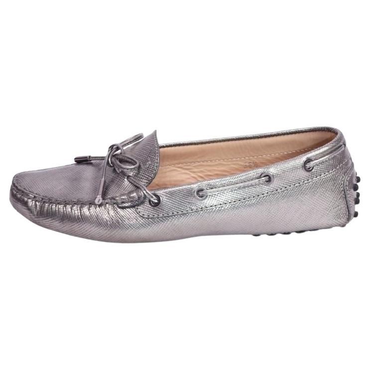 Tod's Silber Metallic Leder Gommino Driving Loafers - EU 38.5 im Angebot