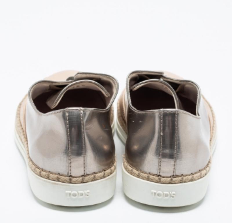 Diese einzigartigen Espadrille-Sneakers von Tod's überzeugen durch Stil und Komfort! Die Low-Top-Sneaker sind sowohl aus Lack als auch aus Leder gefertigt. Sie sind mit einer bequemen Innensohle und einer Sohle aus gekörntem Gummi ausgestattet.