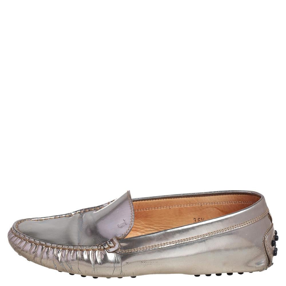 Sleek and luxe these penny loafers by Tods will enhance your outfits by giving them an edge. Meticulously crafted from patent leather they carry fine stitching touches and penny keeper straps. The pair is complete with rubber pebbling on the