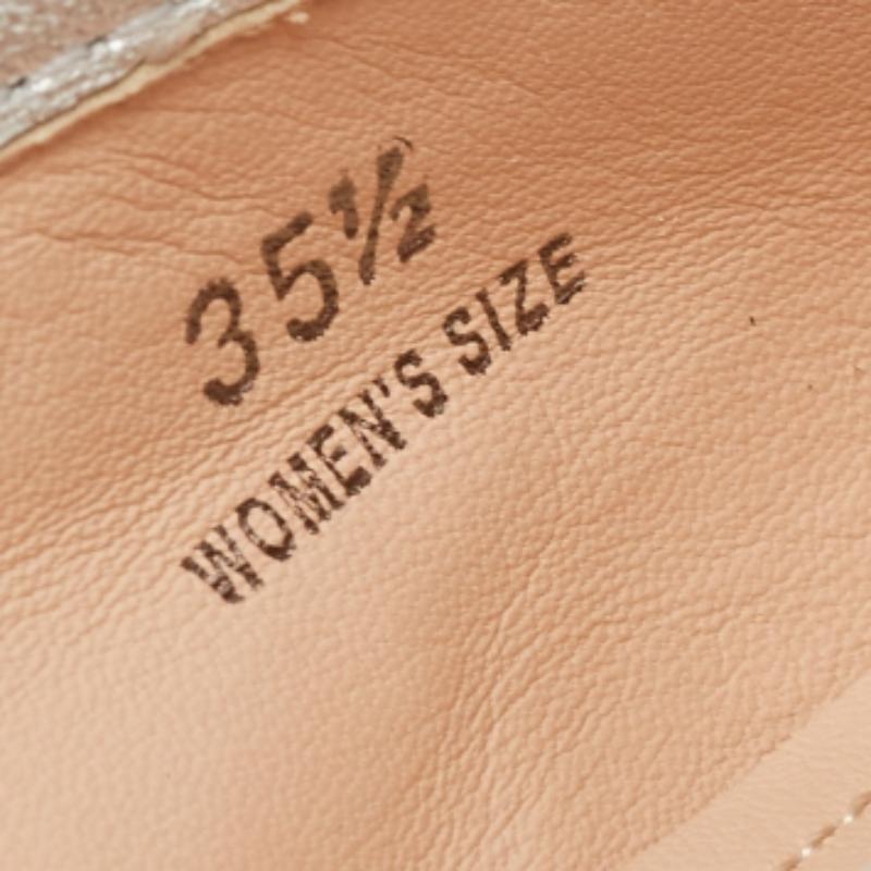 Définie par le confort et le style sans effort, aucune garde-robe n'est jamais complète sans une paire de ballerines chics. Cette paire est belle à regarder et est équipée d'éléments tels qu'une semelle intérieure confortable et une semelle durable.