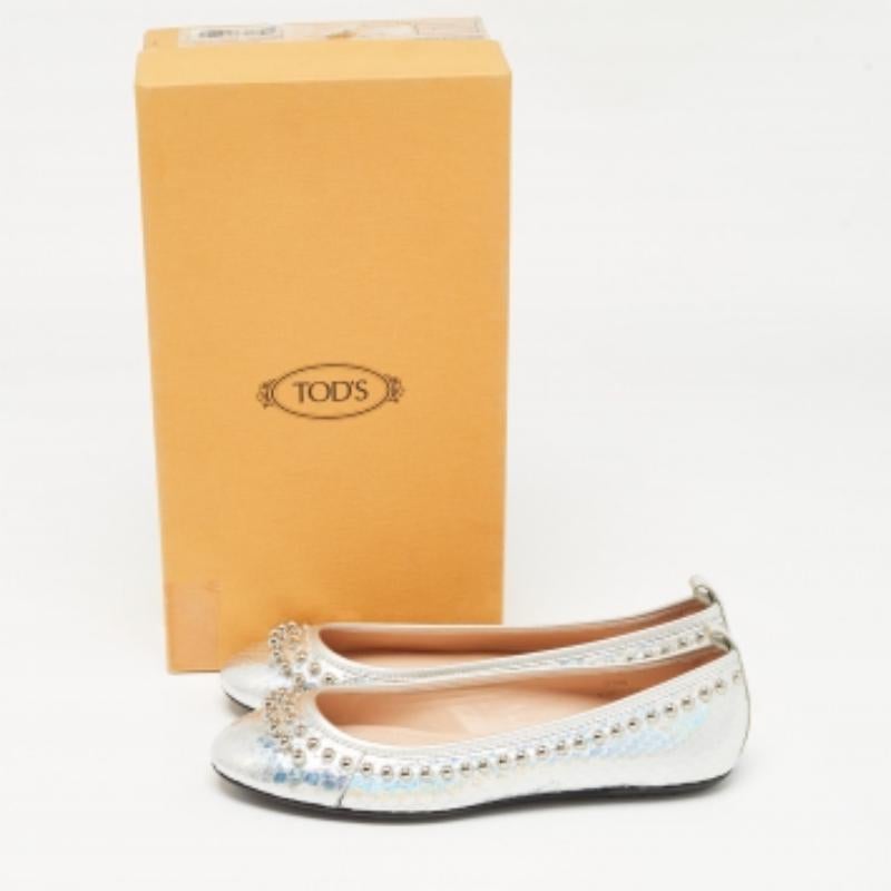 Tod's Silver Snakeskin Embossed Leather Studded Ballet Flats Size 35.5 en vente 4