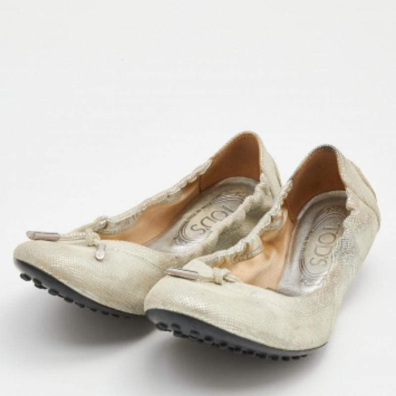 Queste ballerine della Maison Tod's daranno un tocco chic al tuo stile. Sono realizzate in pelle Nubuck argentata con un fiocco sulla punta. Sono caratterizzate da un facile stile slip-on scrunch. Aggiungili al tuo armadio oggi stesso!