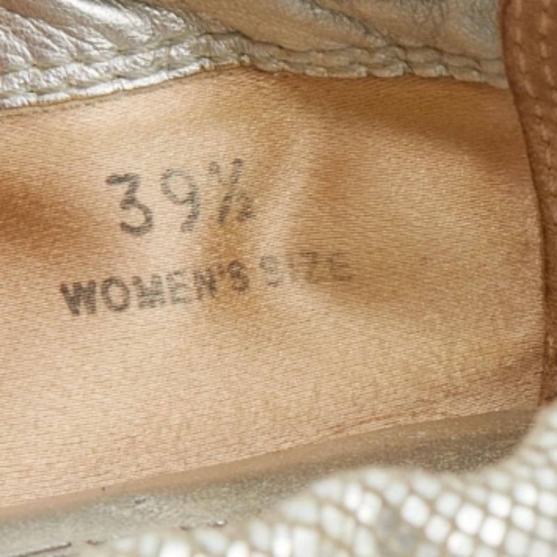Tod's Ballerine con fiocco in pelle nabuk testurizzata argento Taglia 39,5 In condizioni discrete in vendita a Dubai, Al Qouz 2