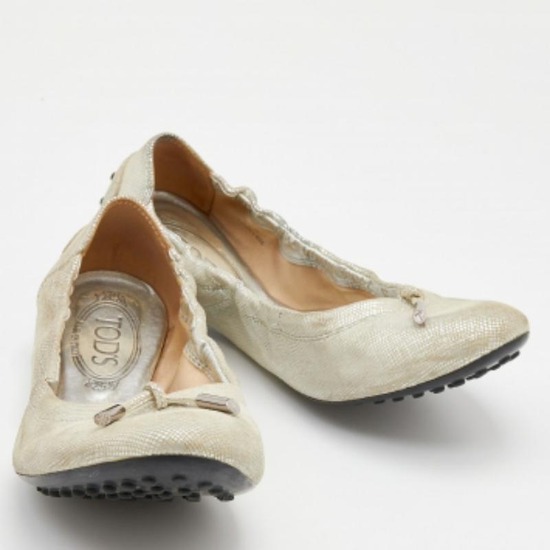 Tod's Ballerine con fiocco in pelle nabuk testurizzata argento Taglia 39,5 in vendita 3