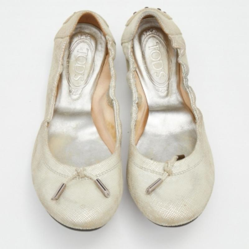Tod's Ballerine con fiocco in pelle nabuk testurizzata argento Taglia 39,5 in vendita 4