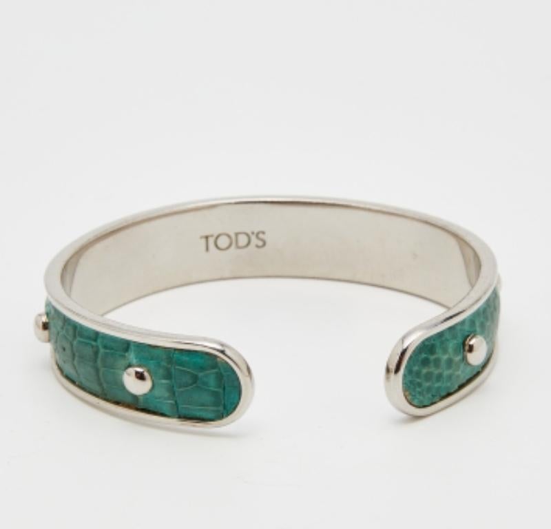 Complete your look with this stunning Tod's cuff bracelet. It is made from green-embossed leather, which is embellished with silver-tone studded detailing. This bracelet grants a very contemporary edge and thus can be styled with all your outfits.