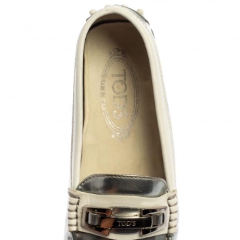 Tod's Silver/White Patent and Leather Logo Buckle Loafers Size 36 In Fair Condition For Sale In Dubai, Al Qouz 2