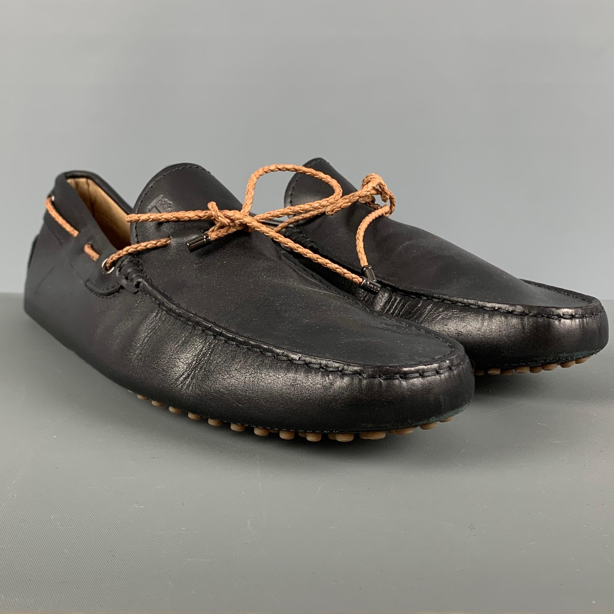 TOD'S loafers comes in a black leather featuring a brown leather ties, driving style, rubber dotted sole, and slip on. Made in Italy.

Excellent Pre-Owned Condition.
Marked: 10

Outsole: 12 in. x 4.25 in.  

 

 

SKU: 125043
Category: Loafers

More