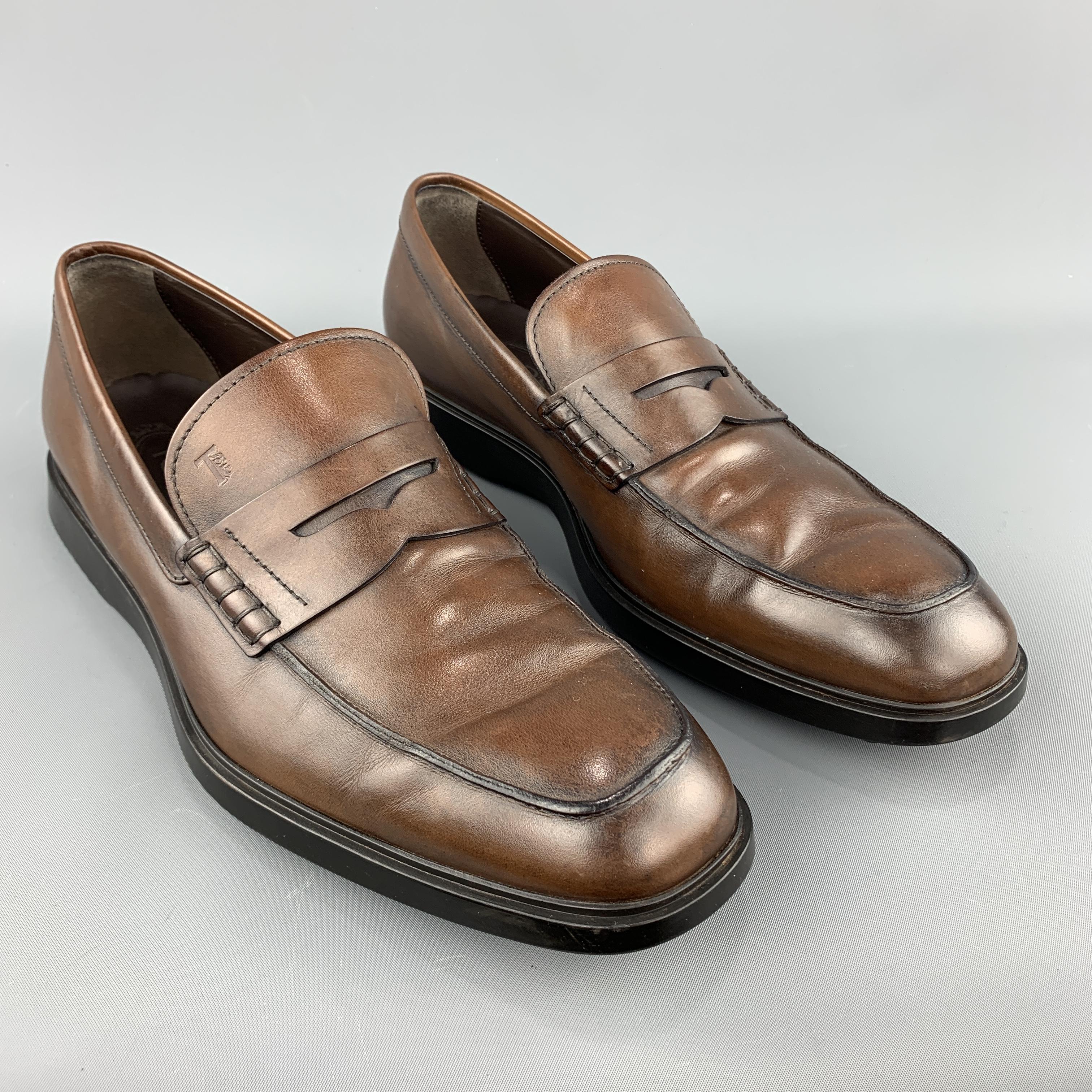 TOD'S penny loafers come in brown leather with a rubber sole. Made in Italy.
 
Excellent Pre-Owned Condition.
Marked: UK 9
 
Outsole: 12.25 x 4.5 in.