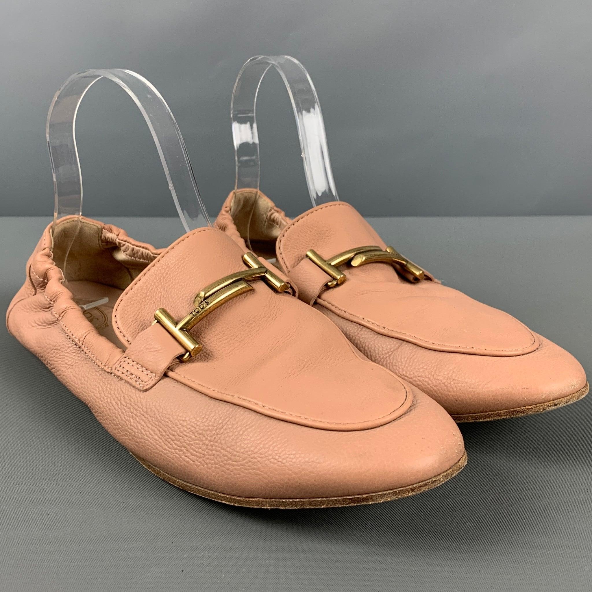 TOD'S flats
in a beige leather featuring a double T buckle detail, elastic slip on style, and wooden sole. Made in Italy.Very Good Pre-Owned Condition. 

Marked:   IT 41Outsole:11 inches  x 4 inches 
  
  
 
Reference: 126614
Category: Flats
More