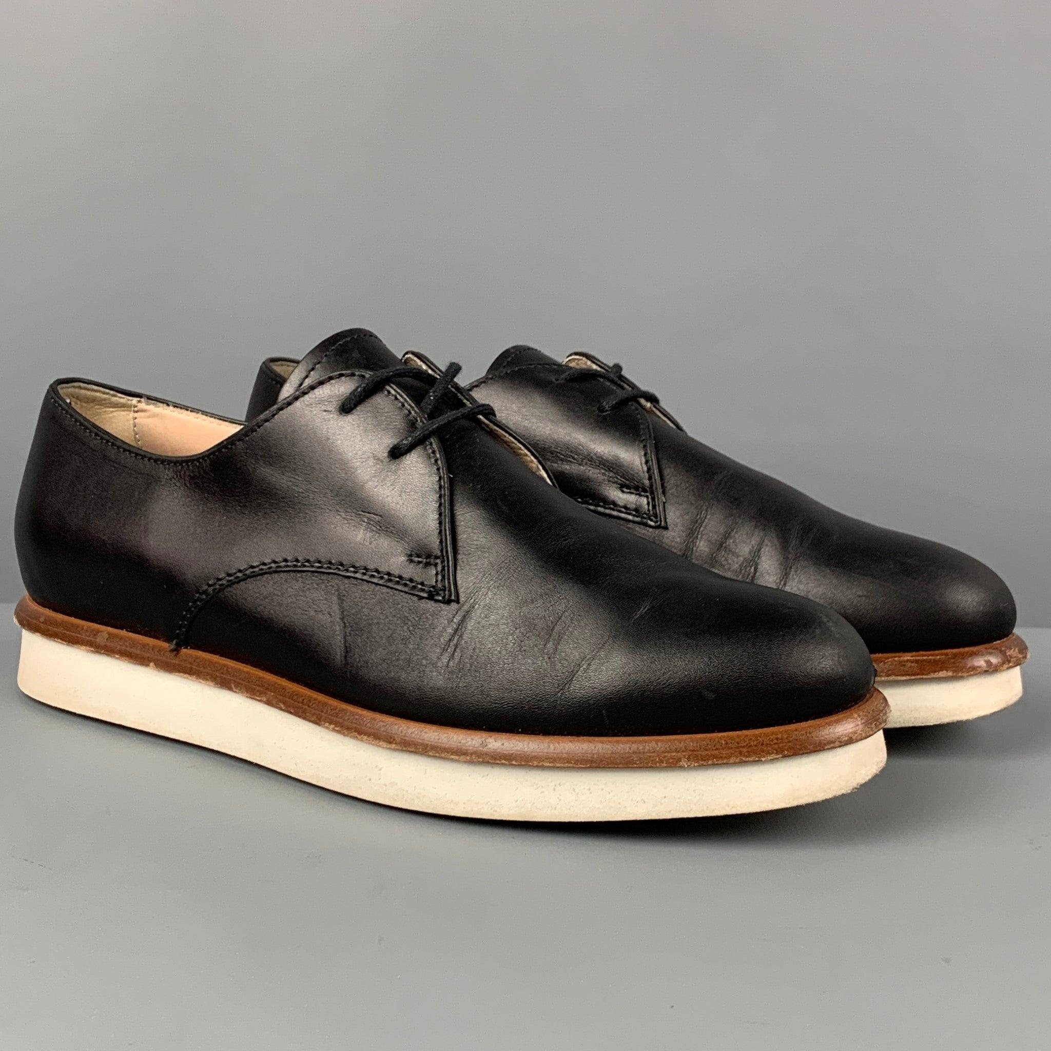 Les chaussures TOD'S sont en cuir noir et présentent une bordure en bois, une semelle en caoutchouc et une fermeture à lacets. Fabriquées en Italie.
Très bien
Etat d'occasion. 

Marqué :   36.5Semelle : 10 pouces  x 3,25 pouces 
  
  
 
Référence :