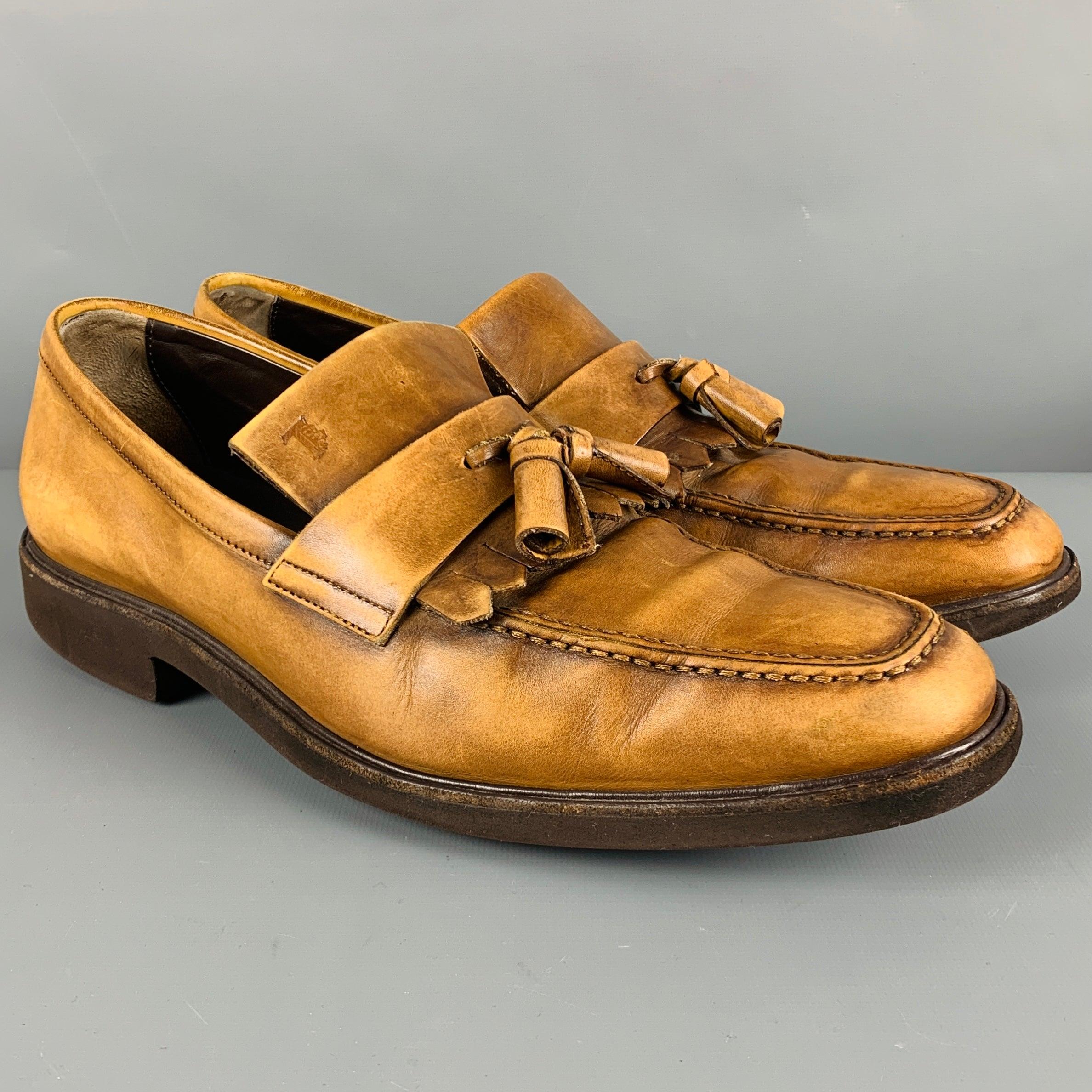 TOD'S loafers
in a brown leather fabric featuring a distressed style, fringe and tassels details, and slip on closure. Made in Italy.Excellent Pre-Owned Condition. 

Marked:   8Outsole: 11.5 inches  x 4 inches 
  
  
 
Reference No.: