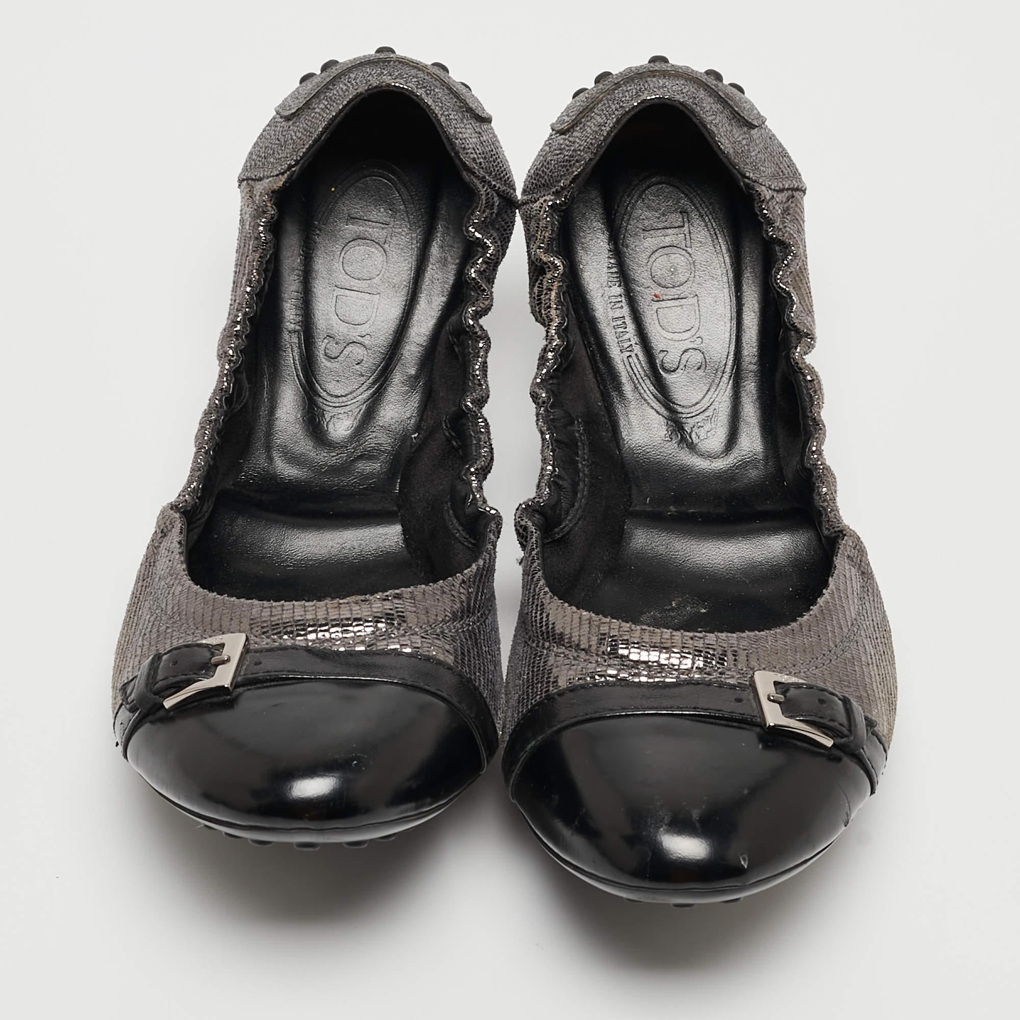 Tod's Sliver/Black Textured Suede and Leather Buckle Detail Ballet Flats Size 38 In Fair Condition For Sale In Dubai, Al Qouz 2