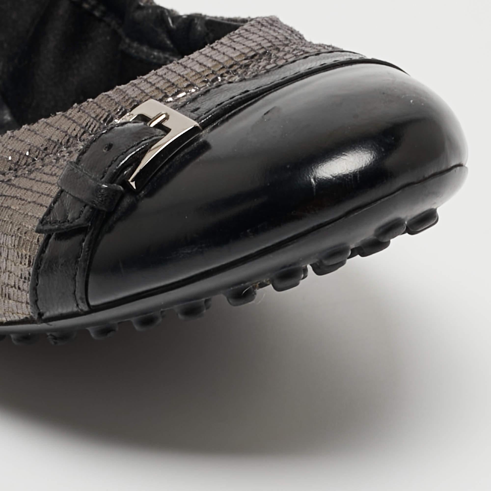 Tod's Sliver/Black Textured Suede and Leather Buckle Detail Ballet Flats Size 38 For Sale 3