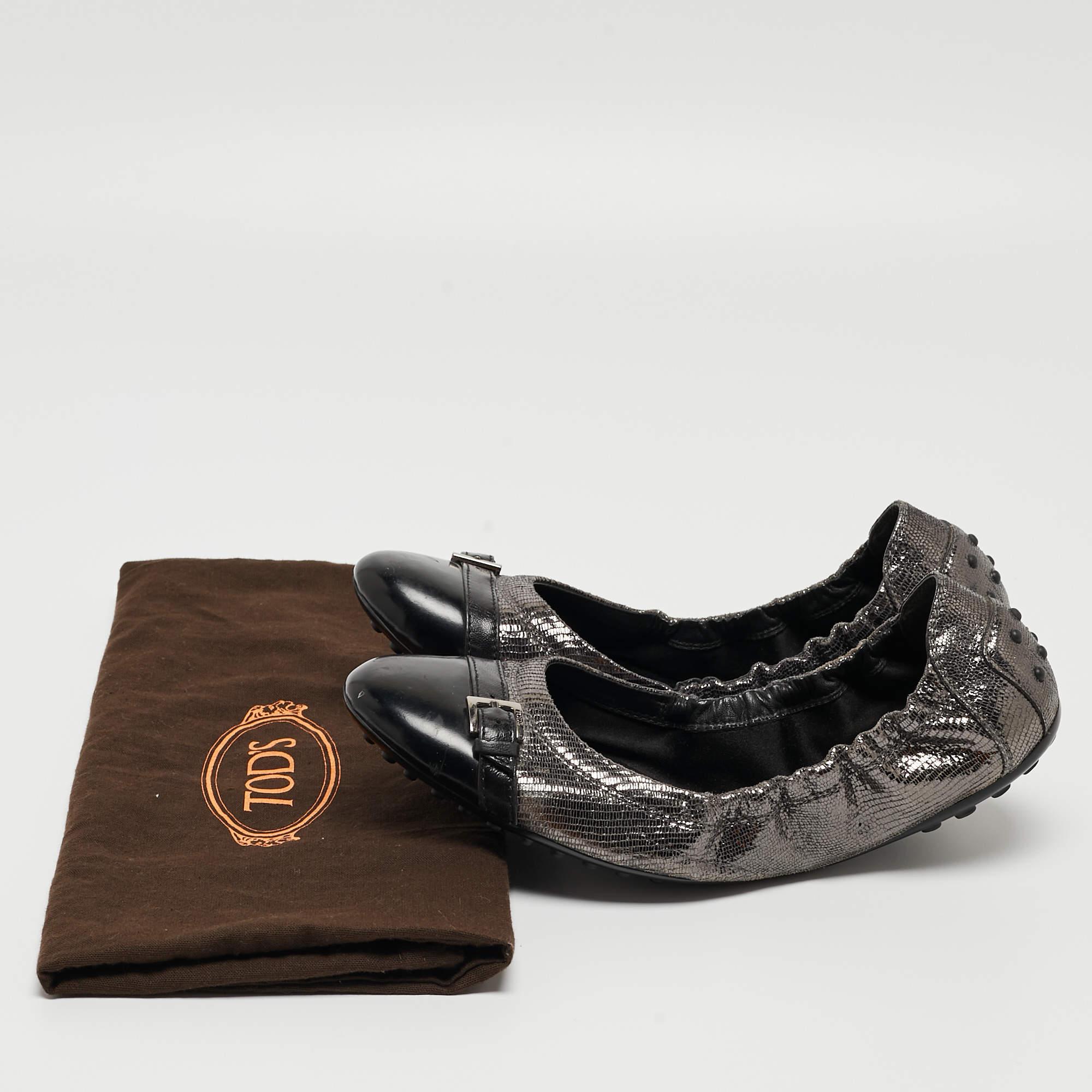 Tod's Sliver/Black Textured Suede and Leather Buckle Detail Ballet Flats Size 38 For Sale 4