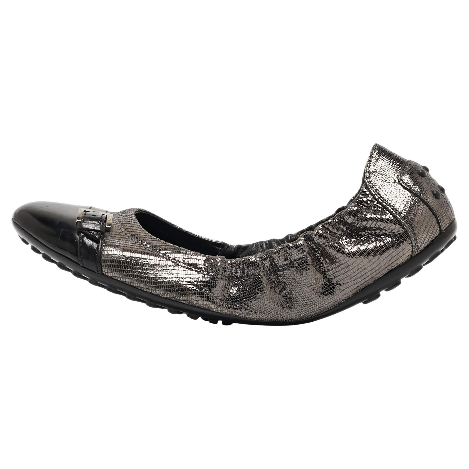 Tod's Sliver/Black Textured Suede and Leather Buckle Detail Ballet Flats Size 38 For Sale