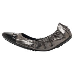Bailarinas Tod's plateadas/negras de ante texturizado y piel con detalle de hebilla talla 38