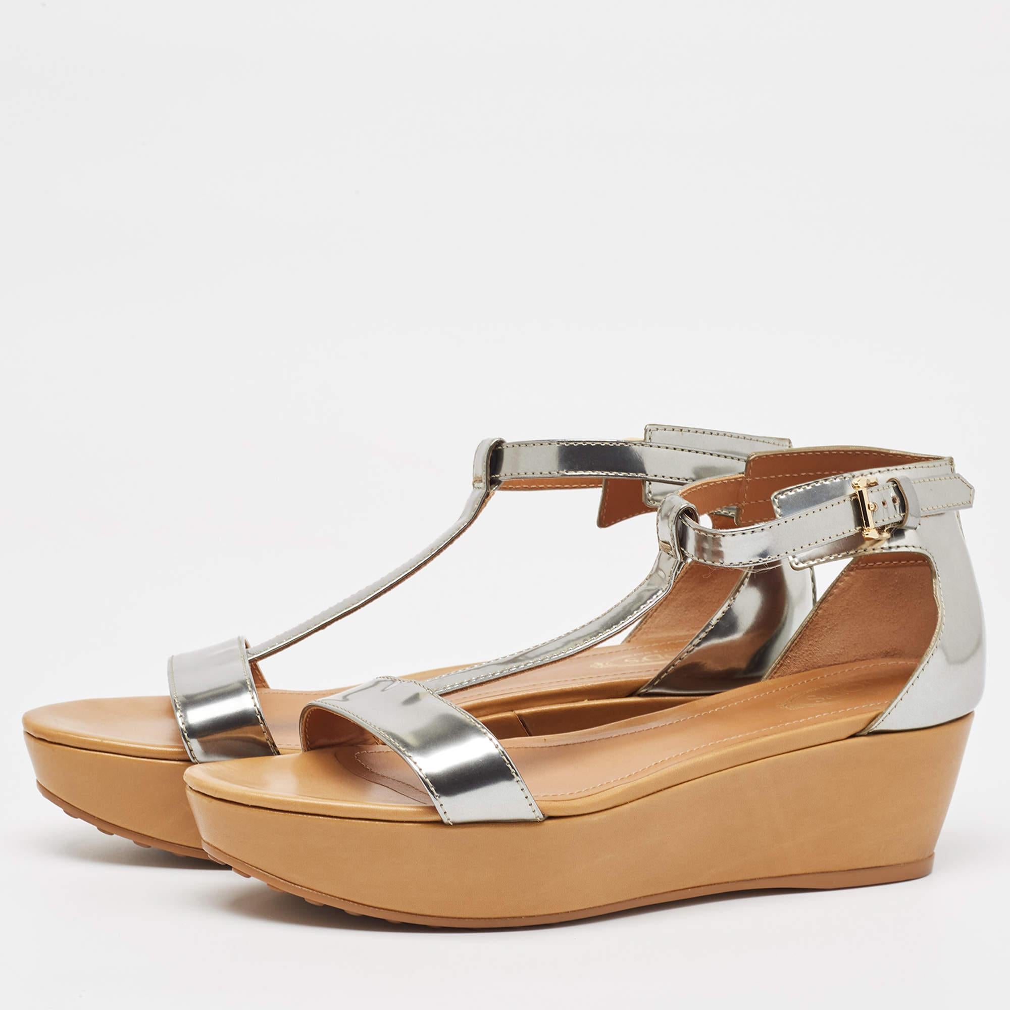 Let this comfortable pair be your first choice when you're out for a long day. These Tods sandals have well sewn uppers beautifully set on wedge heels.
