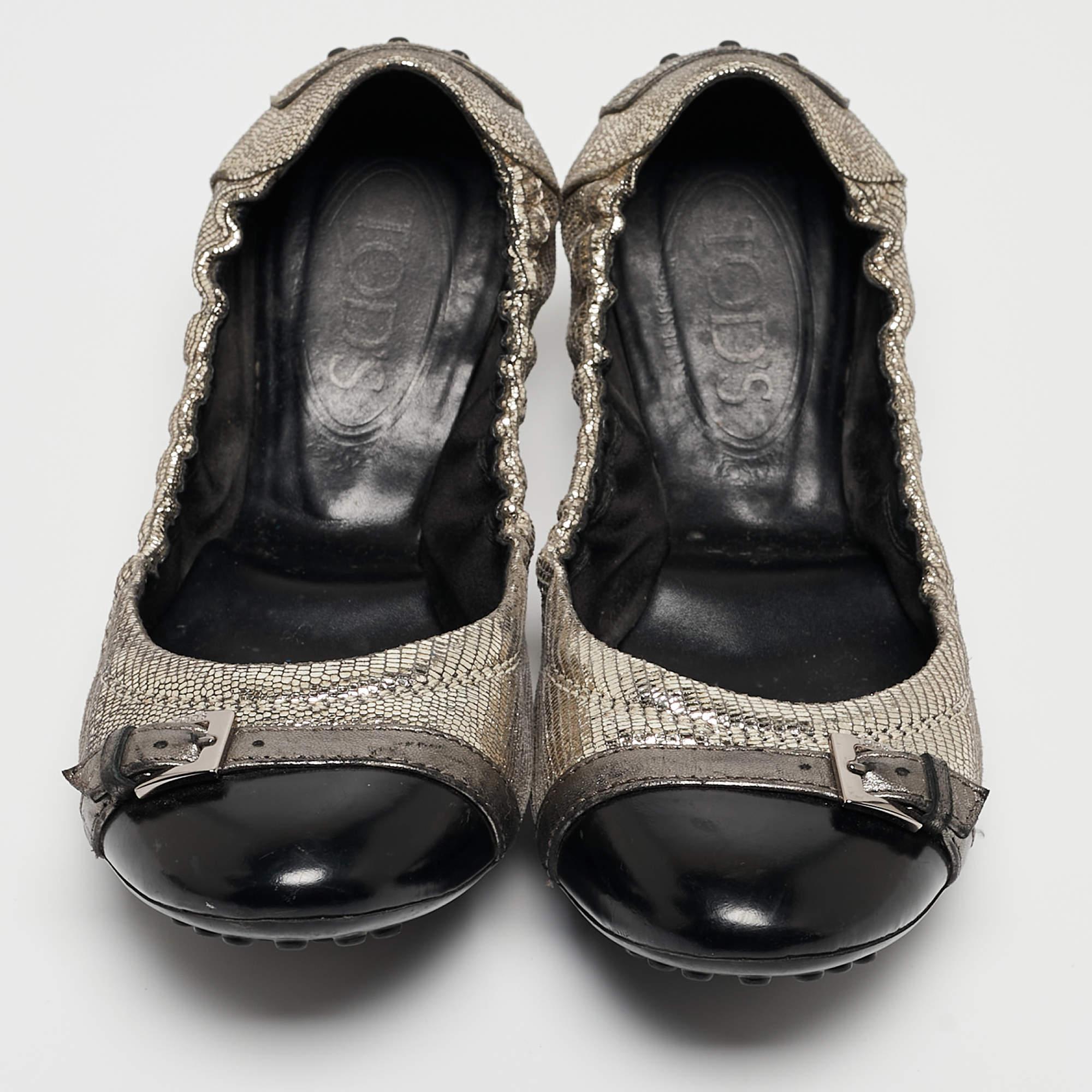 Noir Tod's Sliver Textured Suede & Leather Buckle Detail Scrunch Ballet Flats Size 37 en vente