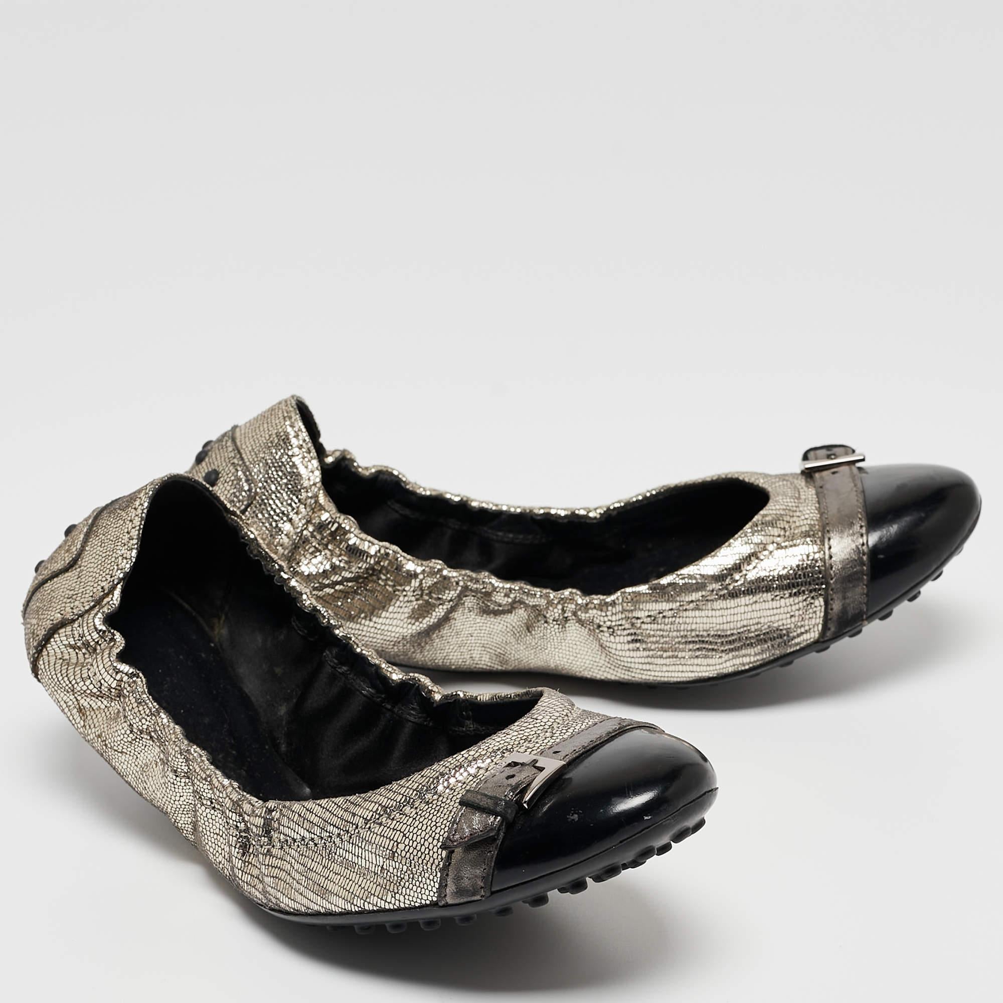Tod's Sliver Textured Suede & Leather Buckle Detail Scrunch Ballet Flats Size 37 Bon état - En vente à Dubai, Al Qouz 2