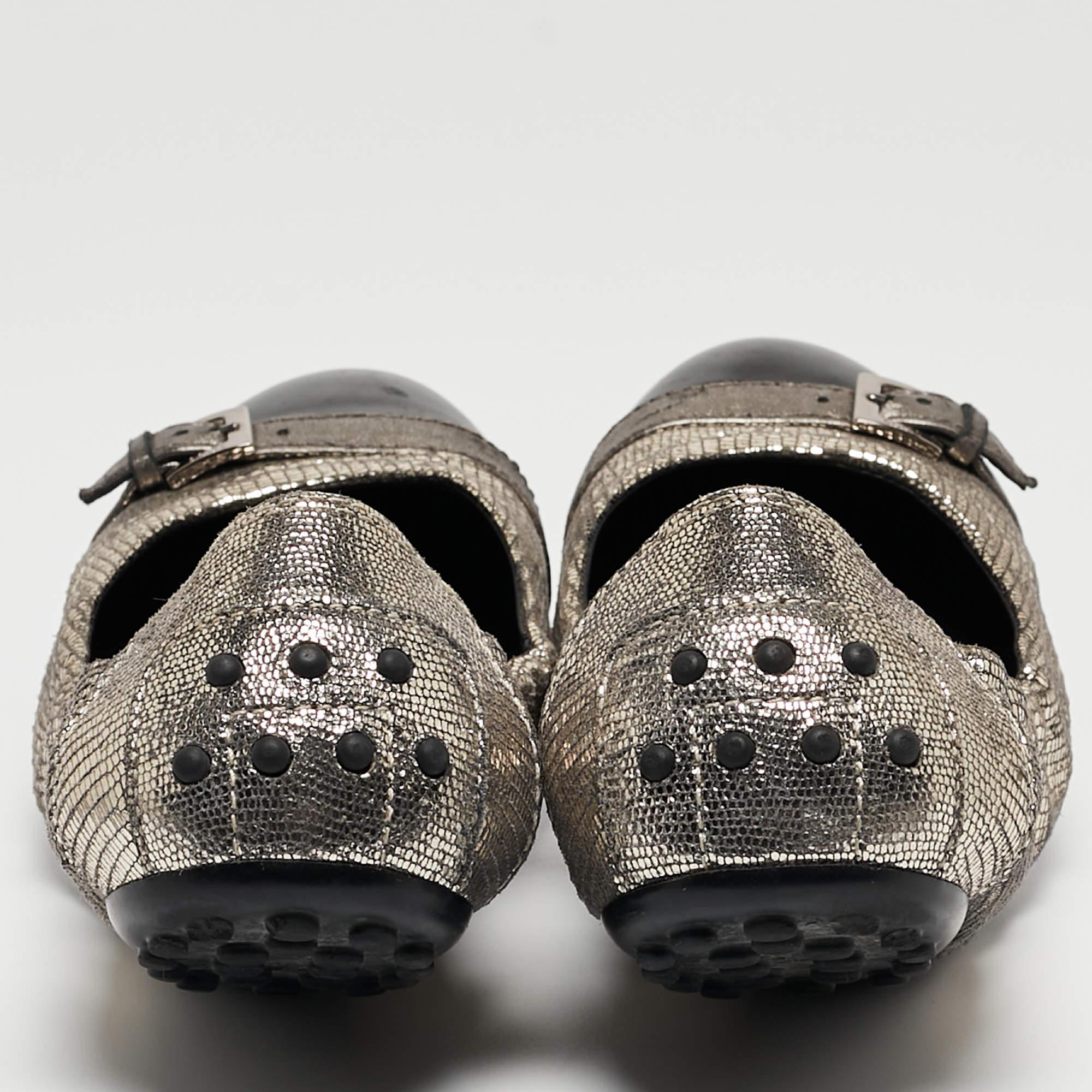 Tod's Sliver Textured Suede & Leather Buckle Detail Scrunch Ballet Flats Size 37 Pour femmes en vente