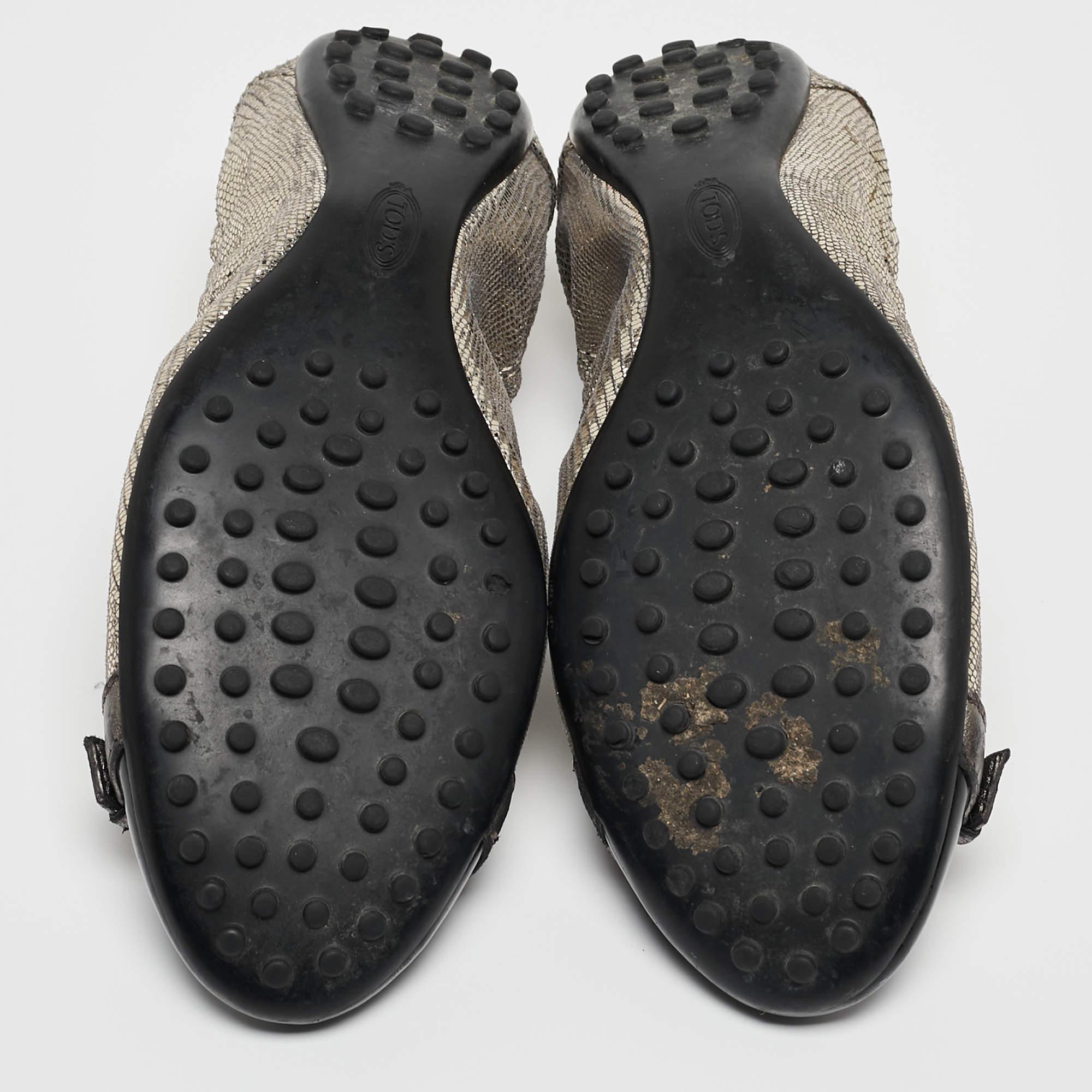Tod's Sliver Textured Suede & Leather Buckle Detail Scrunch Ballet Flats Size 37 en vente 1