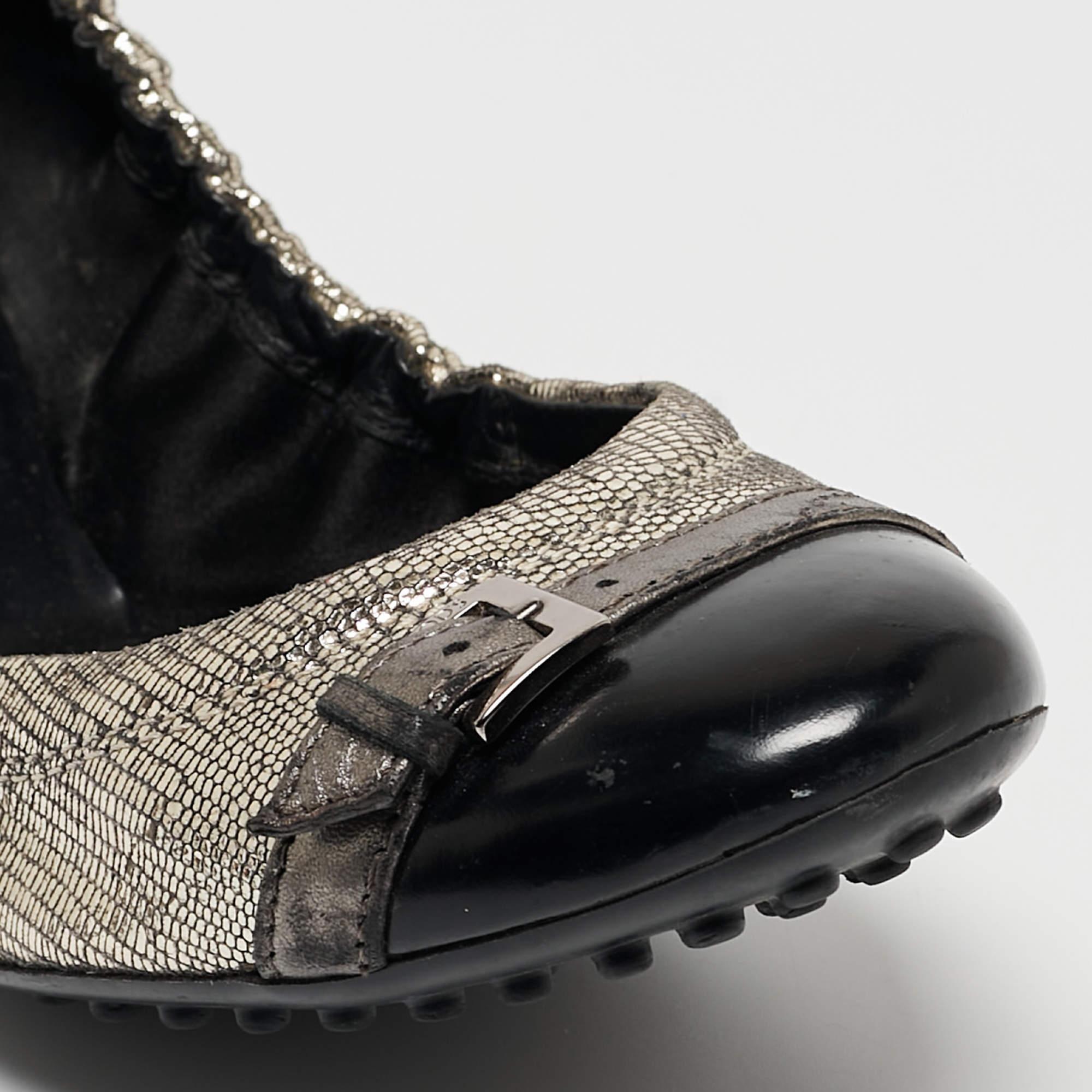 Tod's Sliver Textured Suede & Leather Buckle Detail Scrunch Ballet Flats Size 37 en vente 2