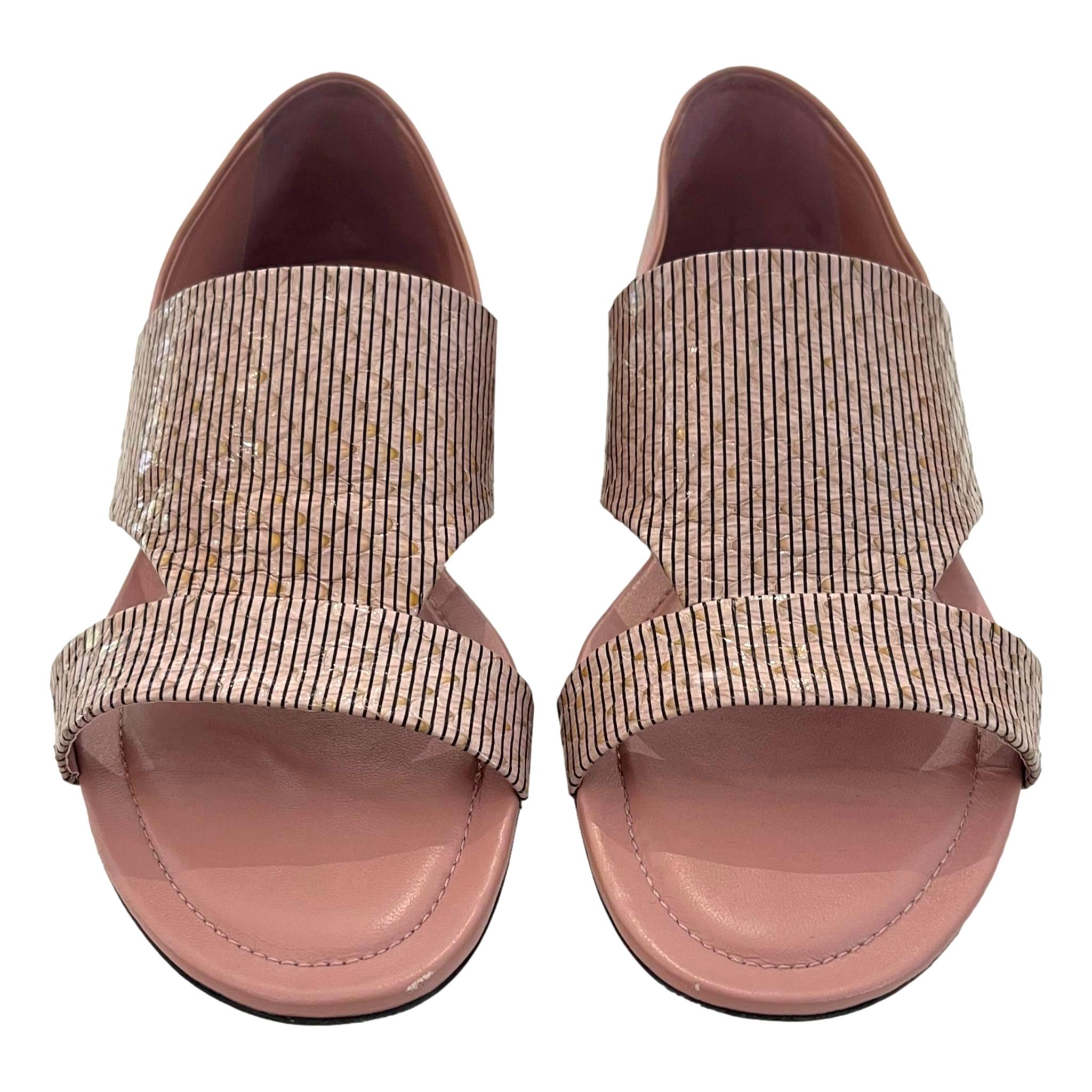 Sandales en cuir gaufré de Tod's

Chaussures plates rose pâle/nude à bout ouvert et large bride latérale découpée, réalisées en cuir gaufré serpent avec de fines rayures noires.

Il est doté d'un talon court et d'une doublure en cuir.

Taille -