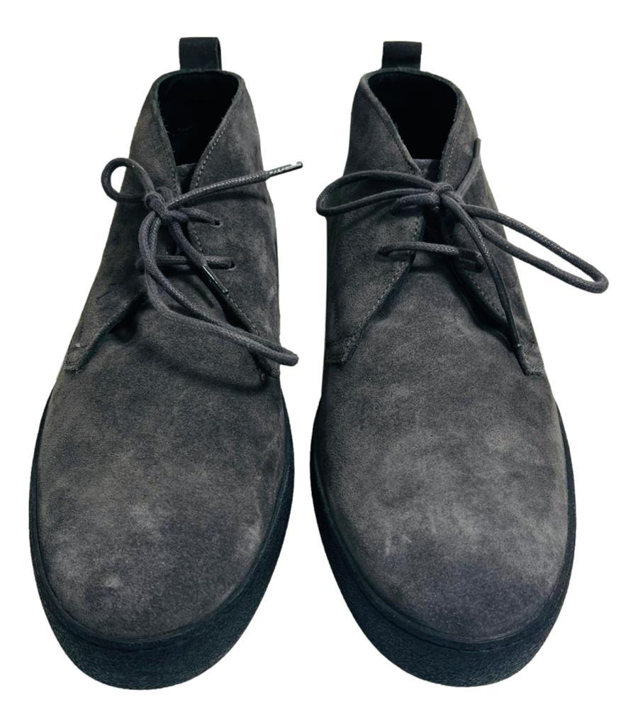 Botas Tod's Desert de ante

Botas grises con cordones, puntera redonda y lengüeta.

Detalladas con suela de goma con el logotipo 