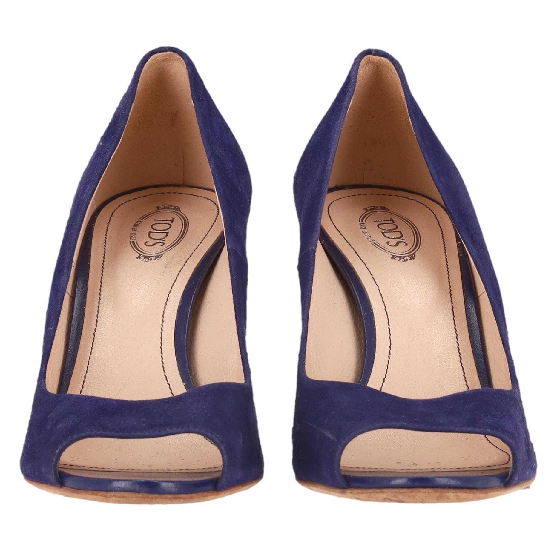 Tod's - Escarpins à talons compensés en daim

Talons bleu royal en daim avec un talon compensé beige.

Doté de peep-toes et d'une doublure en cuir.

Rrp Approx. £550

Taille - 39

État - Très bon (signes mineurs d'usure)

Composition - Daim

Livré