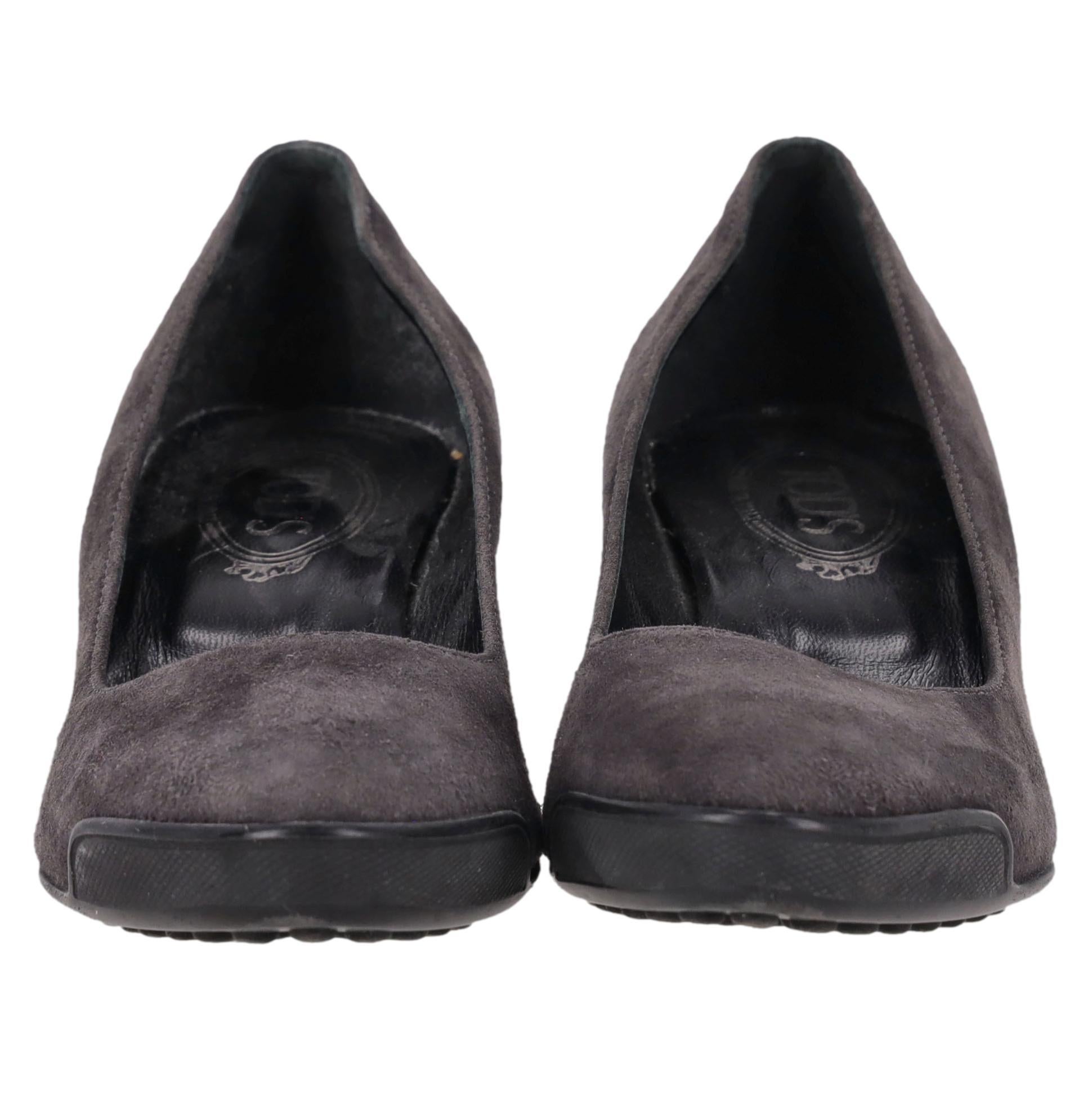 Tod's Wildleder-Keilpumps

Graue Pumps aus Wildleder mit niedrigem Keilabsatz und der markentypischen Gummisohle mit Kieselsteinen.

Ausgestattet mit Lederfutter und Innensohle.

Preis ca. £500

Größe - 38

Condit - Gut/Sehr gut (Einige