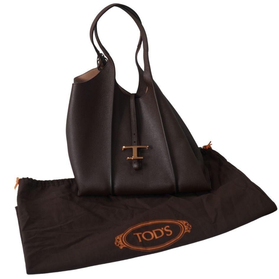  Double handles
 Made in Italy
 Crafted in leather
 Branded metal T Timeless pendant accessory
 Closure with strap and snap button
 Removable zipped pouch
 Maintenance and care cards included
 Branded dustbag
47 cm × 29 cm × 14 cm