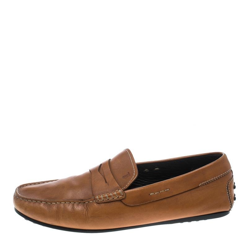 Right on style and comfort, this pair of City Gommino loafers by Tod's will make a great addition to your shoe collection. They've been crafted from tan leather and styled with Penny keeper straps. Leather insoles and rubber outsoles beautifully