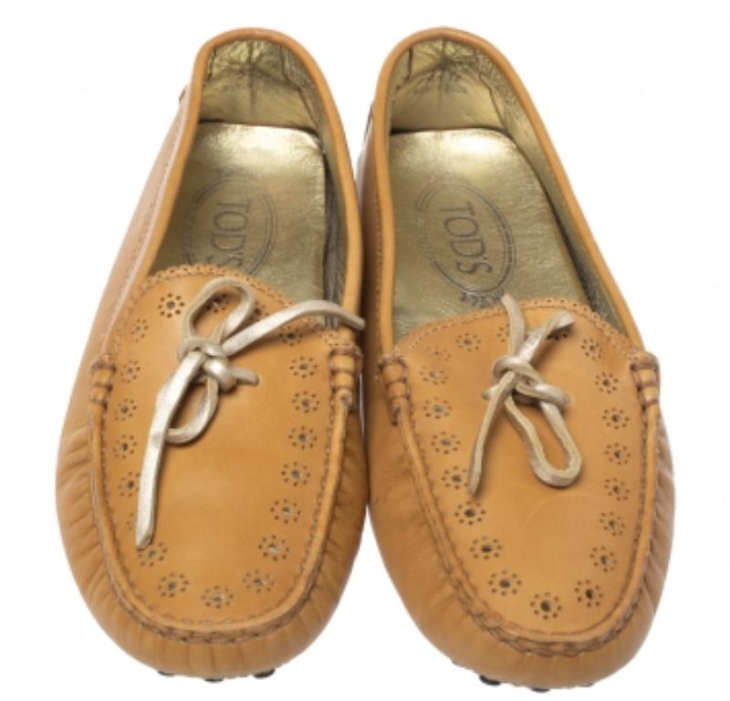 Tod's Tan Perforated Leather Bow Loafers Size 37.5 In Fair Condition For Sale In Dubai, Al Qouz 2