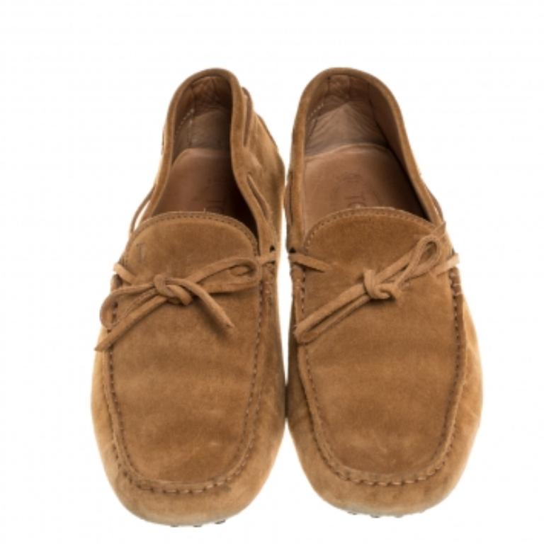 Tod's Tan Suede Gommino Driving Slip On Loafers Size 43 In Fair Condition For Sale In Dubai, Al Qouz 2