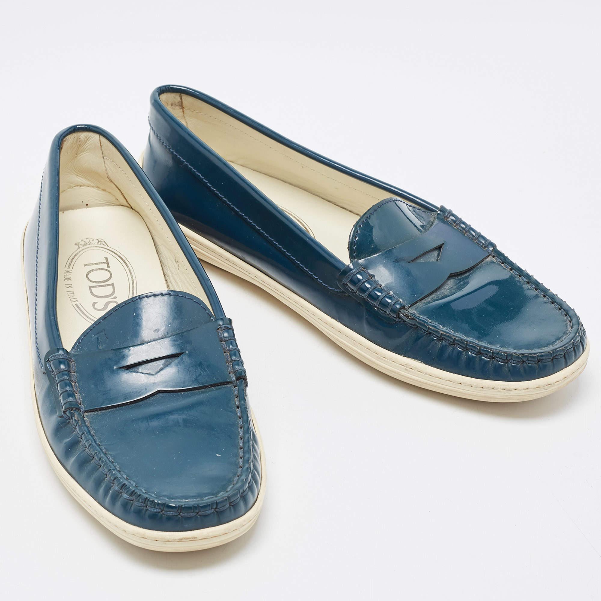Tod's Teal Patent Leather Penny Loafers Size 35 In Good Condition For Sale In Dubai, Al Qouz 2