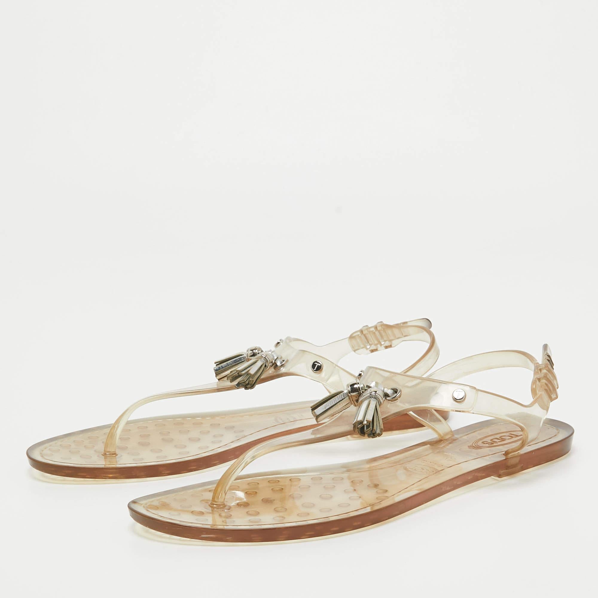 Diese Sandalen umrahmen Ihre Füße auf elegante Weise. Sie sind aus hochwertigen MATERIALEN gefertigt und verfügen über ein edles Design und bequeme Innensohlen.